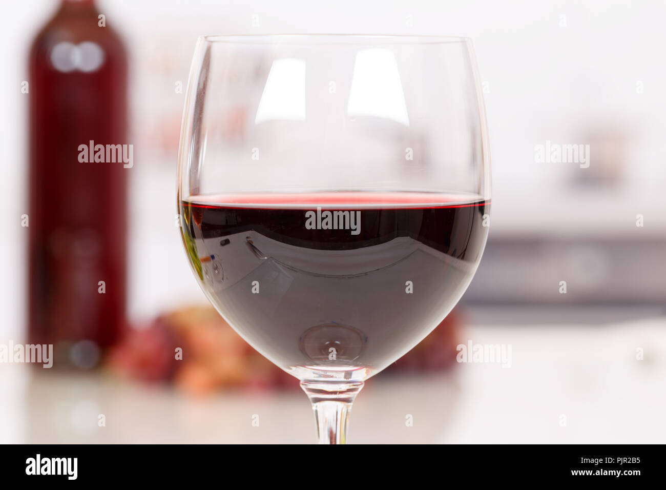 Vino rosso in un bicchiere di bere alcol Foto Stock