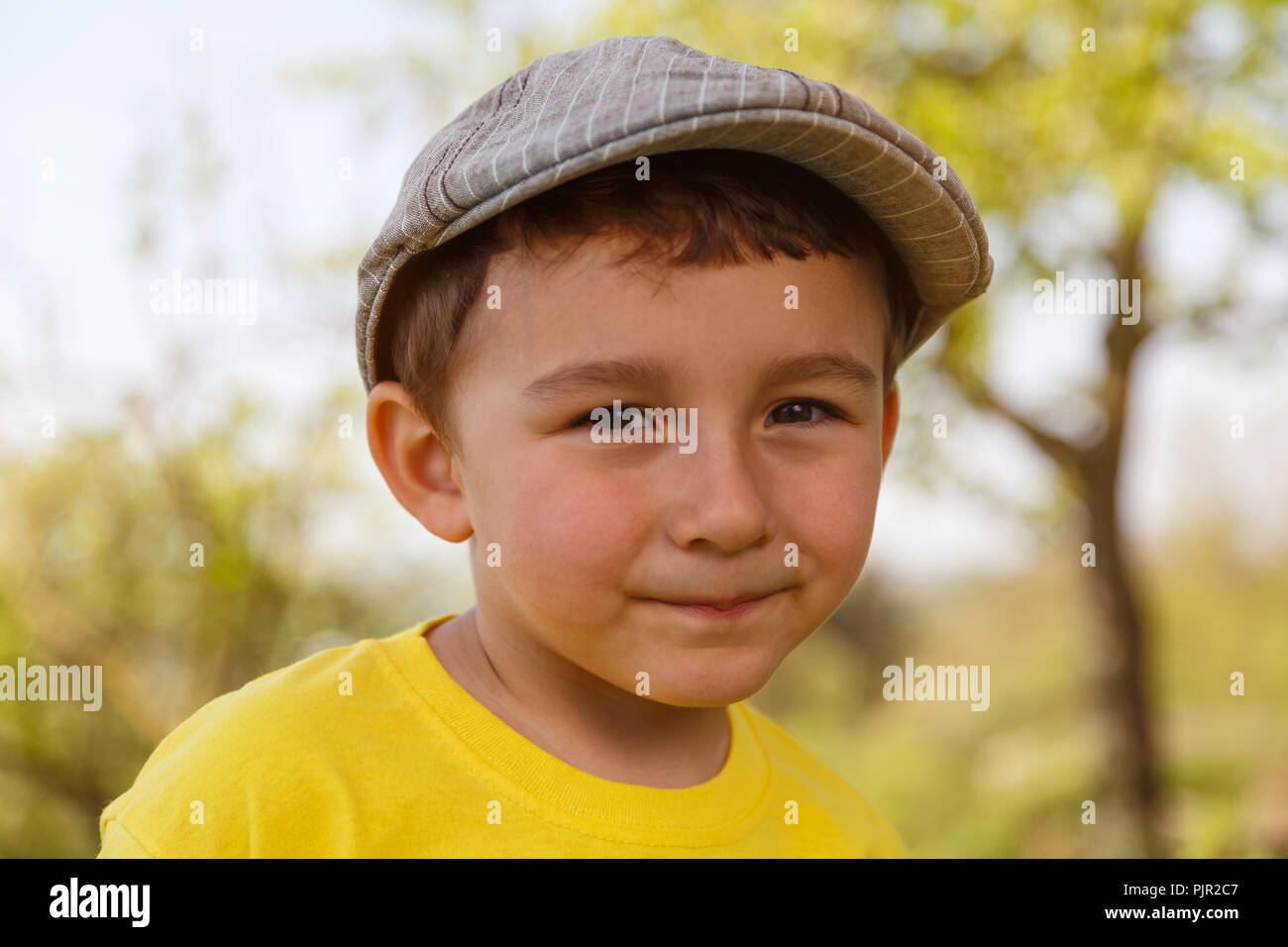 Bambino kid ragazzino ritratto all'aperto con un cappuccio di fronte all'aperto al di fuori di primavera la natura Foto Stock