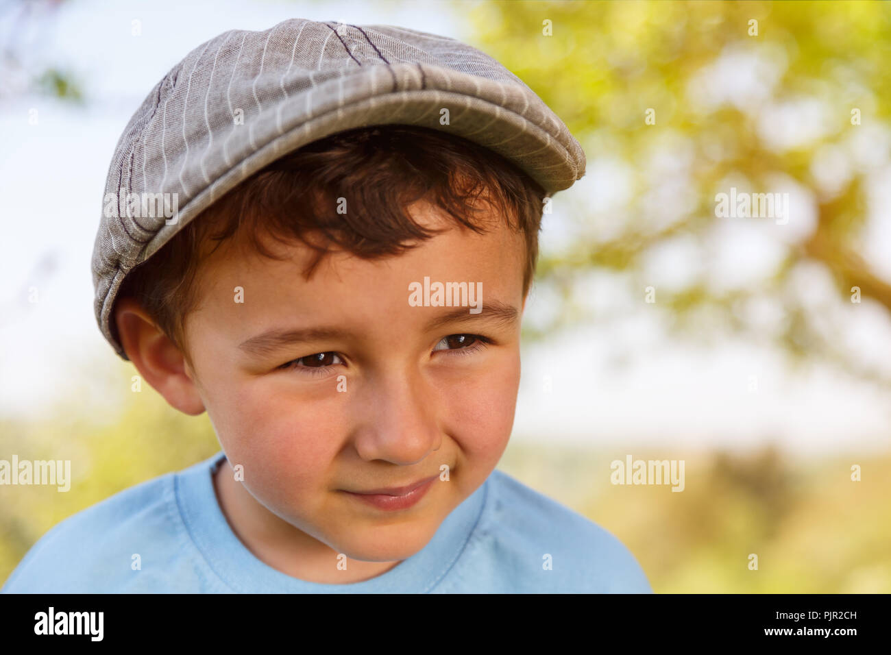 Bambino kid ragazzino ritratto outdoor copyspace guardando al lato con cappuccio natura Foto Stock