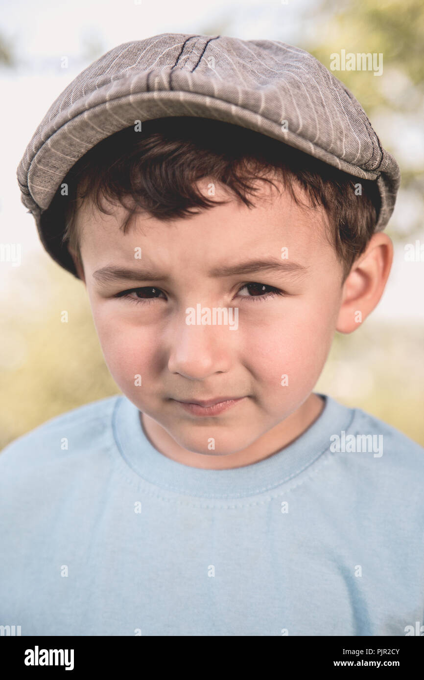 Bambino kid little boy formato ritratto all'aperto con un cappuccio in stile retrò all'aperto al di fuori della natura Foto Stock