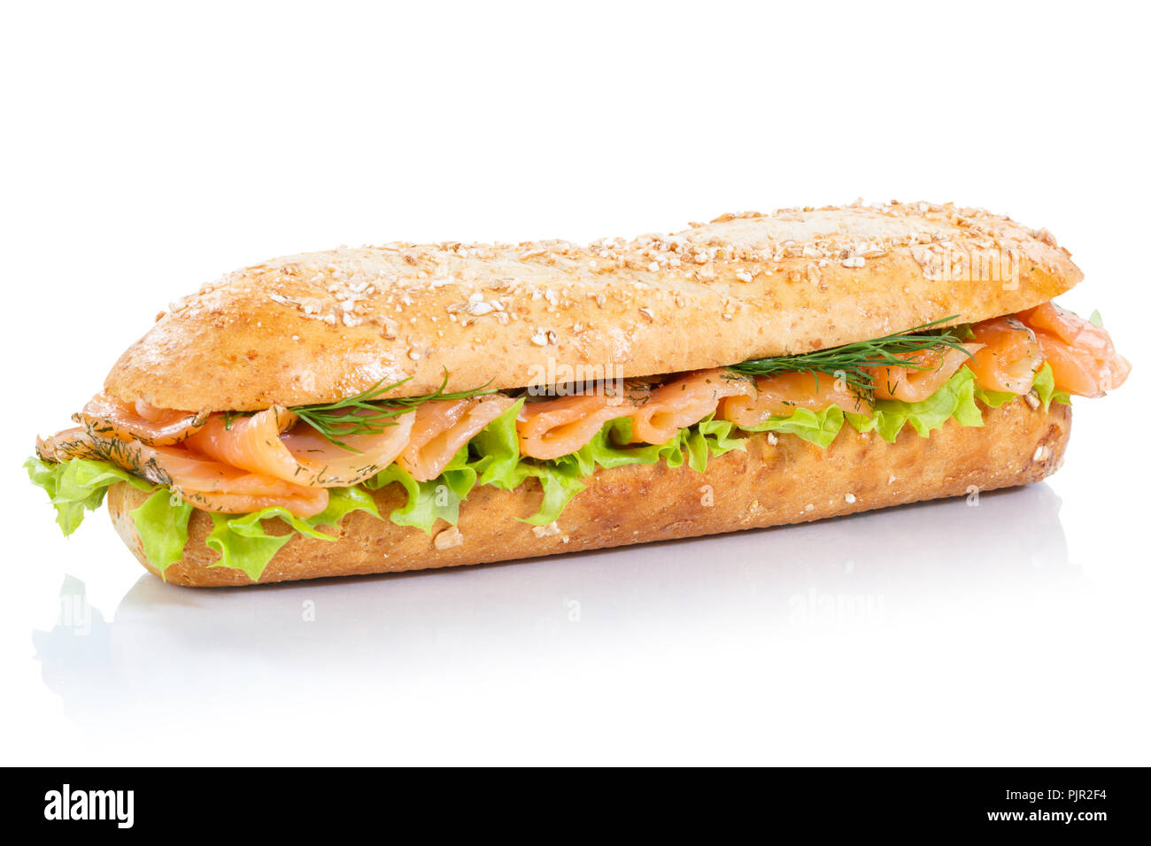 Baguette sandwich sub grani interi con salmone affumicato pesce fresco isolato su sfondo bianco Foto Stock