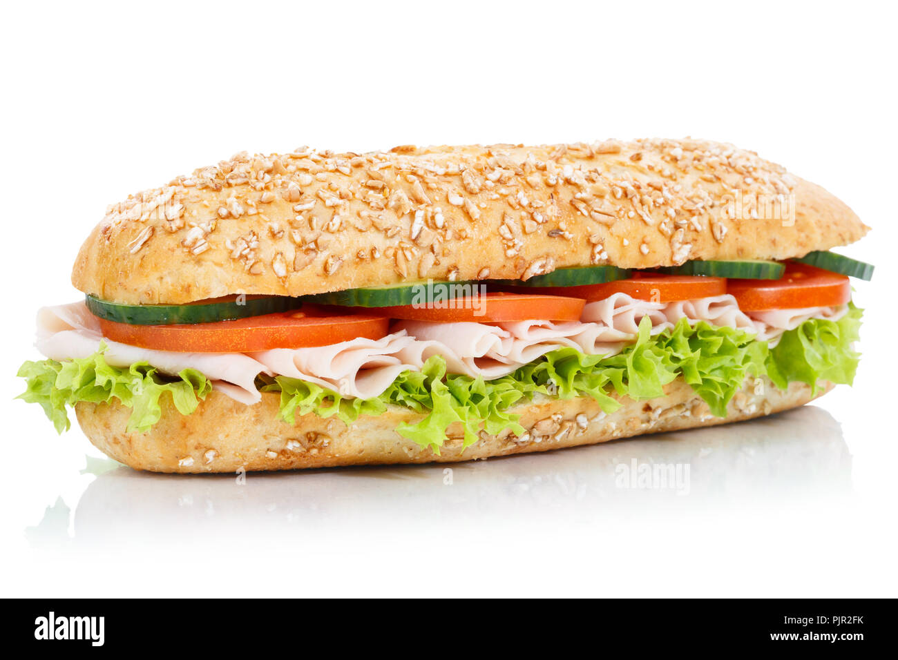 Baguette sub sandwich con prosciutto grani interi freschi di grano isolato su uno sfondo bianco Foto Stock