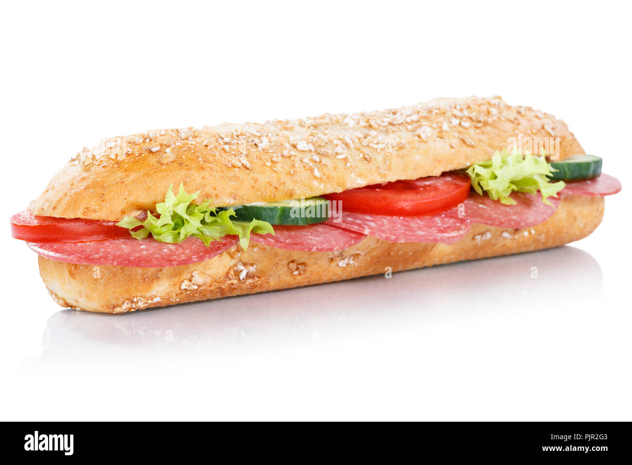 Baguette sub panino con salame grani interi freschi di grano isolato su uno sfondo bianco Foto Stock