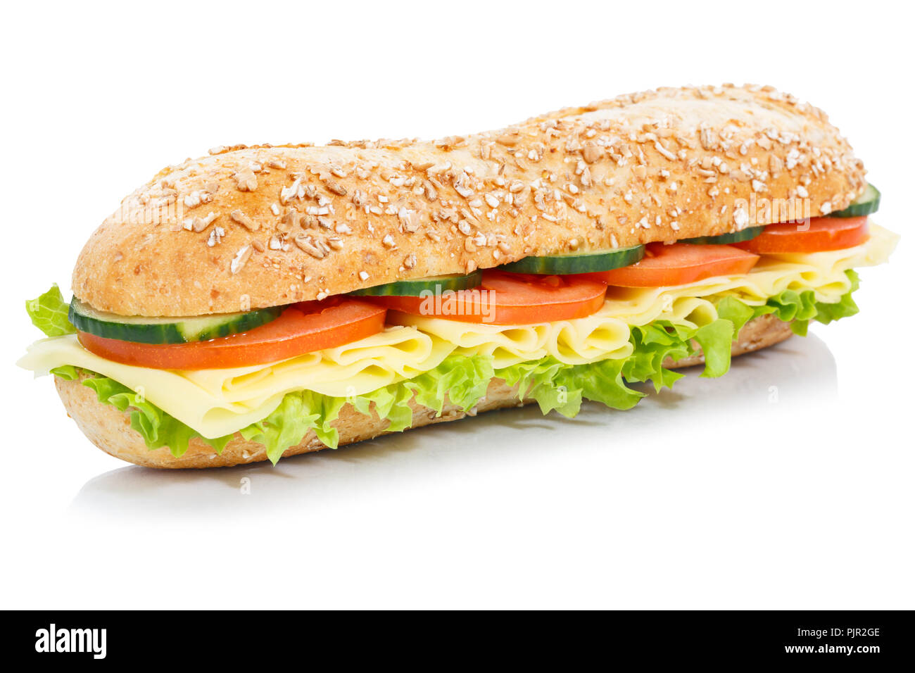 Baguette sandwich sub grano intero grani con formaggio fresco isolato su sfondo bianco Foto Stock