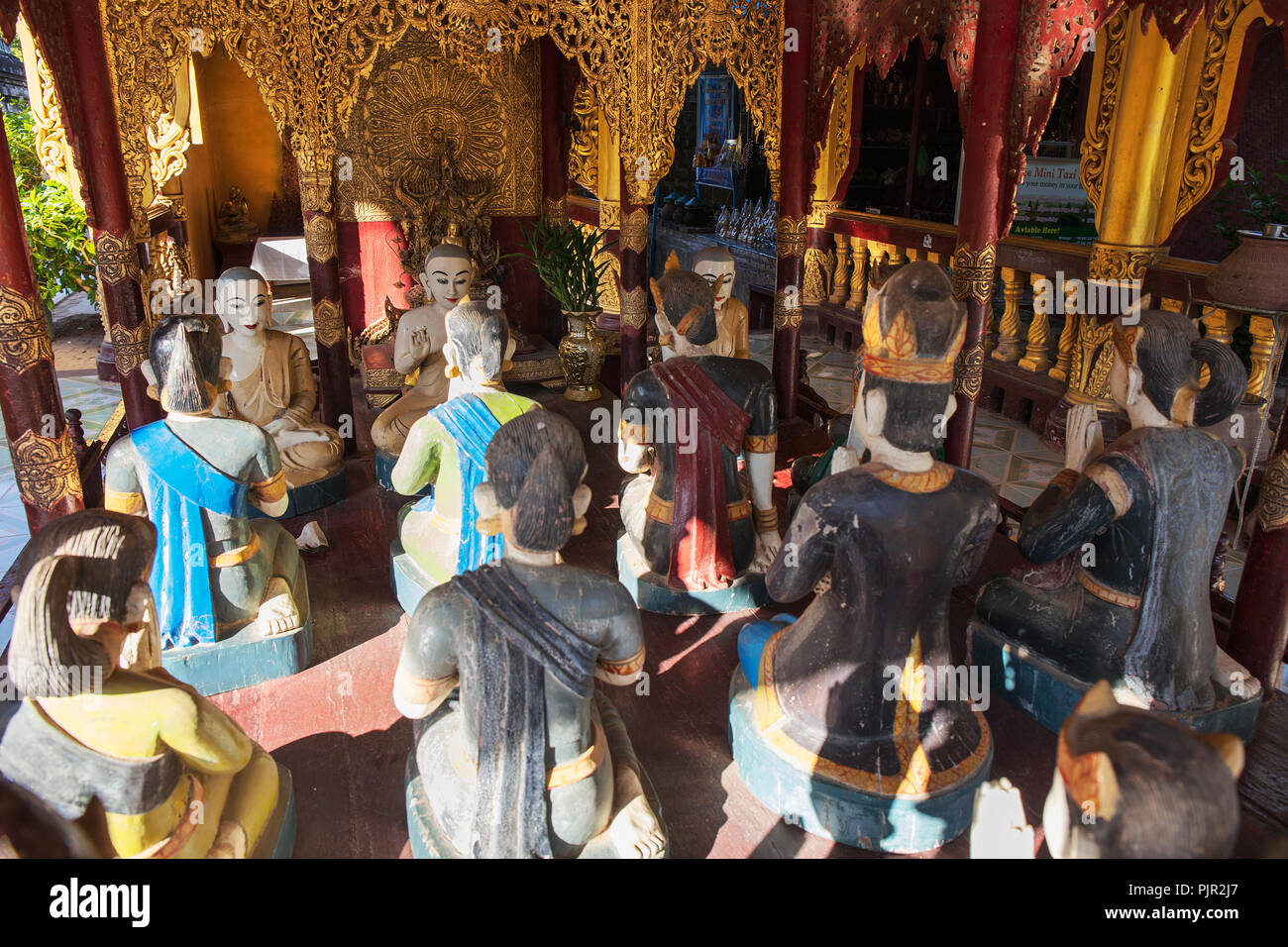 Sculture in legno all'interno di un tempio di Bagan valley, Myanmar (Birmania). Foto Stock