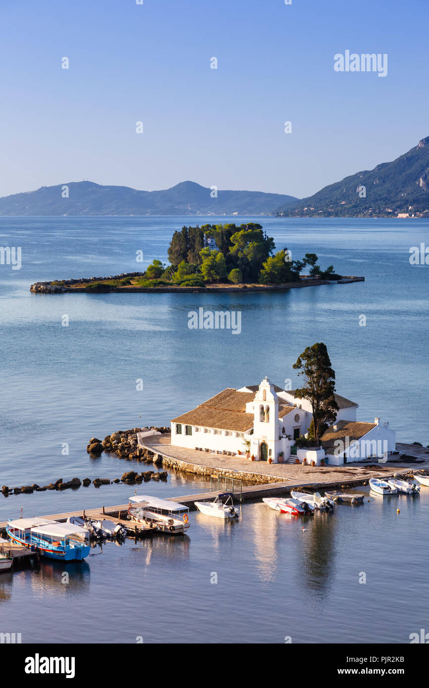 Corfu Grecia Vlacherna Monastery chiesa isola Vlachernon formato ritratto viaggi viaggio dal mare di cui sopra Foto Stock