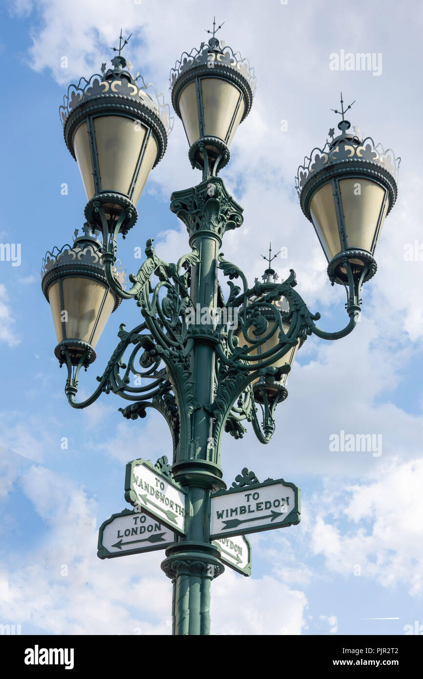 Lampada vittoriana post, Mitcham Road, Tooting, London Borough of Wandsworth, Greater London, England, Regno Unito Foto Stock