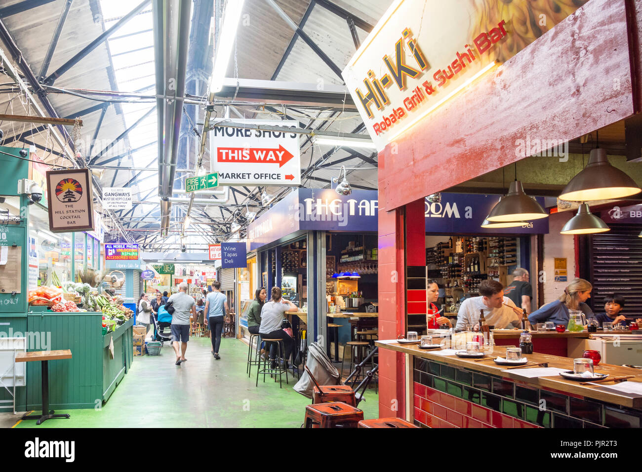 Interno di Broadway Market Tooting, Tooting High Street, Tooting, London Borough of Wandsworth, Greater London, England, Regno Unito Foto Stock