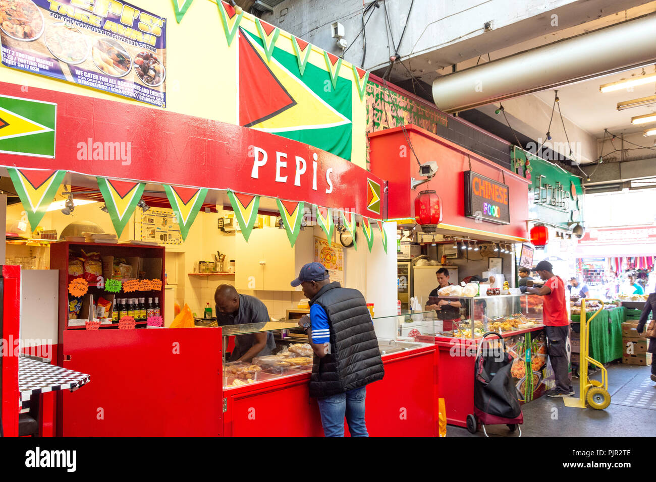 Ristoranti interni a Tooting Mercato, Tooting High Street, Tooting, London Borough of Wandsworth, Greater London, England, Regno Unito Foto Stock