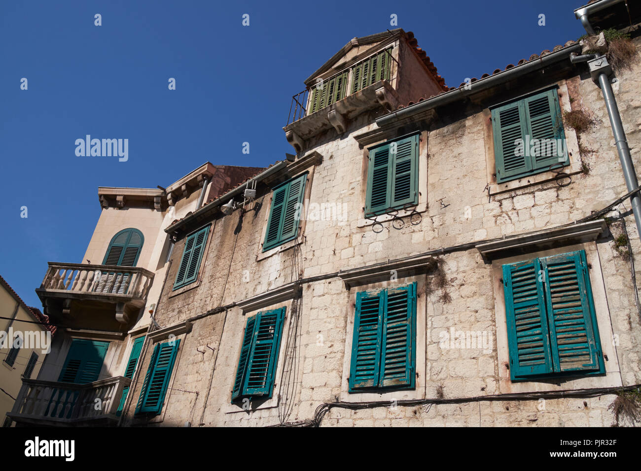 Vecchio edificio con finestre con persiane sulla piazza di frutta (Trg Brace Radic), Split, Dalmazia, Croazia. Foto Stock