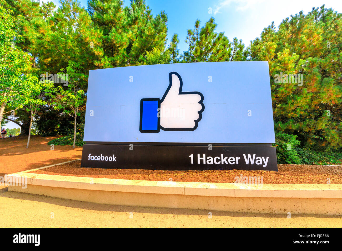 Il Menlo Park, California, Stati Uniti - Agosto 13, 2018: un segno in ingresso al quartier generale di Facebook, leader mondiale dei social network company, 1 modo Hacker, Silicon Valley. Il Facebook Like Button segno. Foto Stock