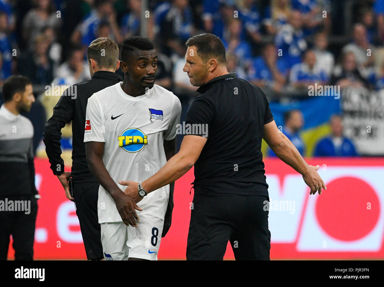Veltins-Arena Gelsenkirchen Germania, 2.9.2018, 1rst Bundesliga calcio stagione 2018/2019 giornata 2, Schalke 04 (S04) vs Hertha BSC ---- Salomon Kalou (Hertha), Trainer Dardai Pal (Hertha) DFL REGOLAMENTI VIETANO QUALSIASI USO DI FOTOGRAFIE come sequenze di immagini e/o quasi-VIDEO. Foto Stock