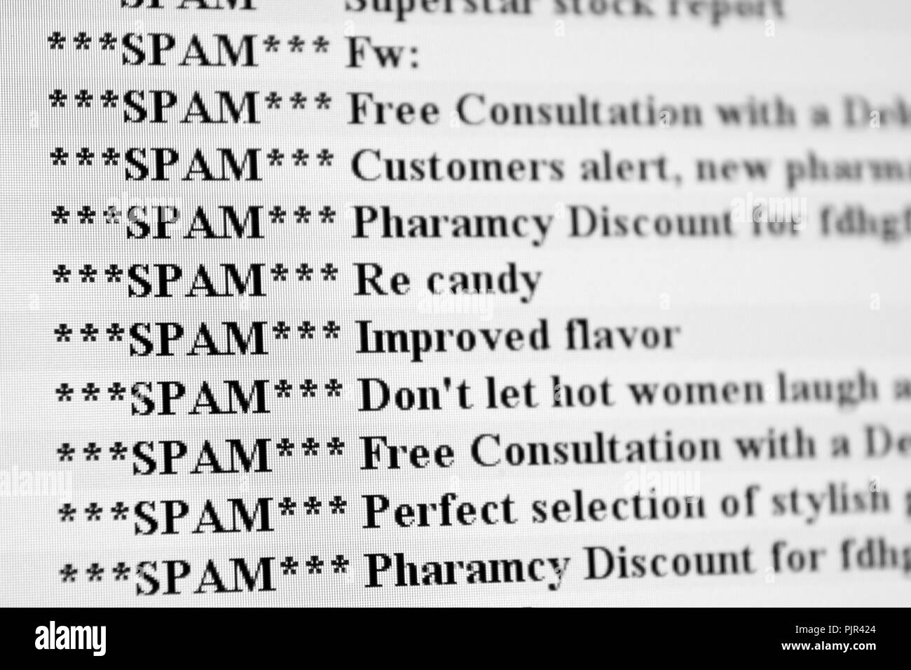 Un sacco di messaggi di posta elettronica contrassegnati come spam sullo schermo di un computer. Foto Stock