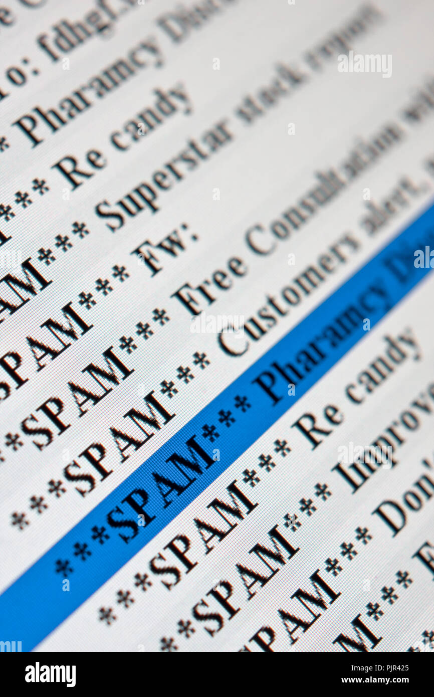 Un sacco di messaggi di posta elettronica contrassegnati come spam sullo schermo di un computer. Foto Stock
