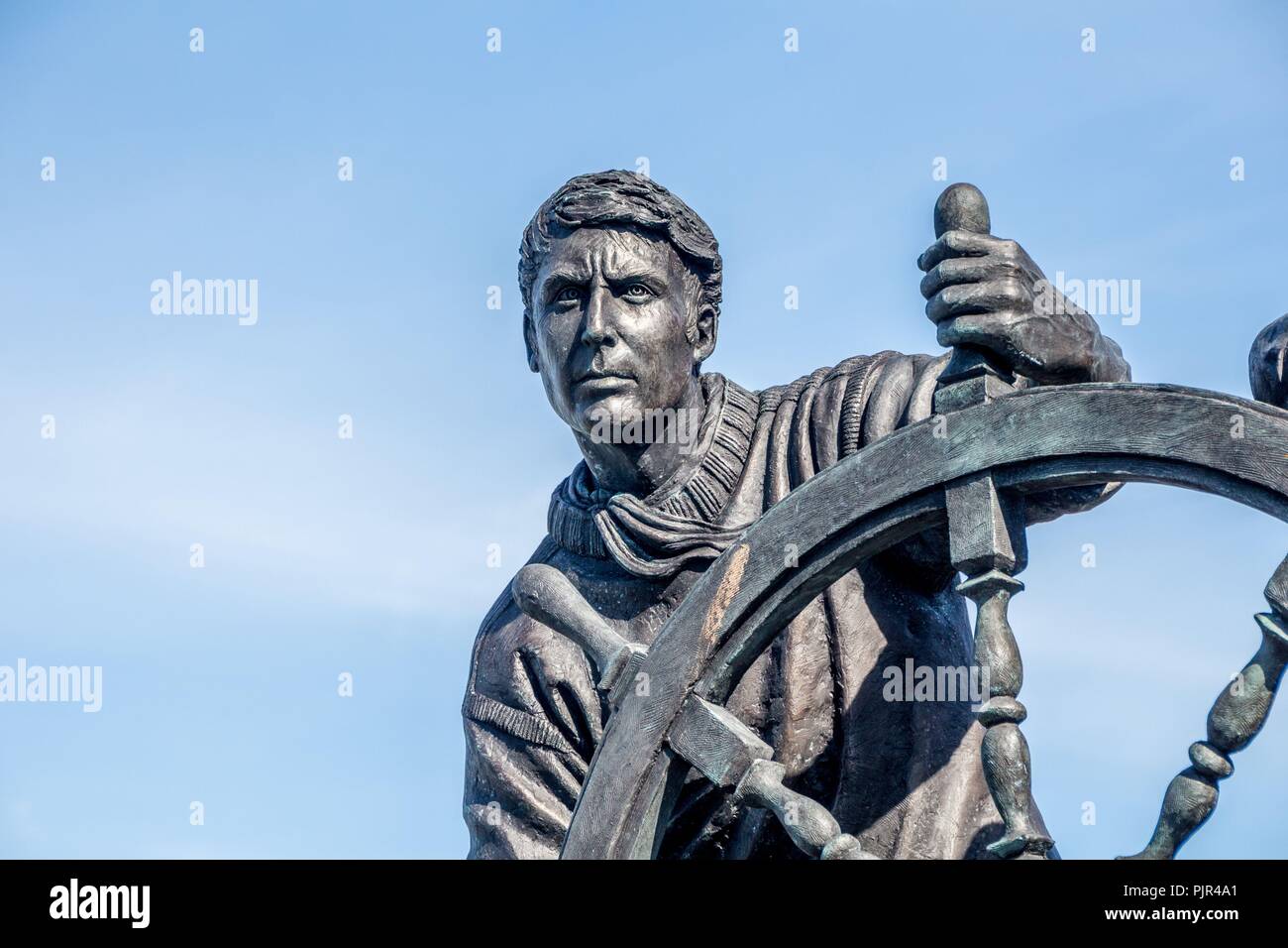 Brixham uomo & boy fisherman statua in bronzo, Brixham Harbour, Devon, Regno Unito Foto Stock