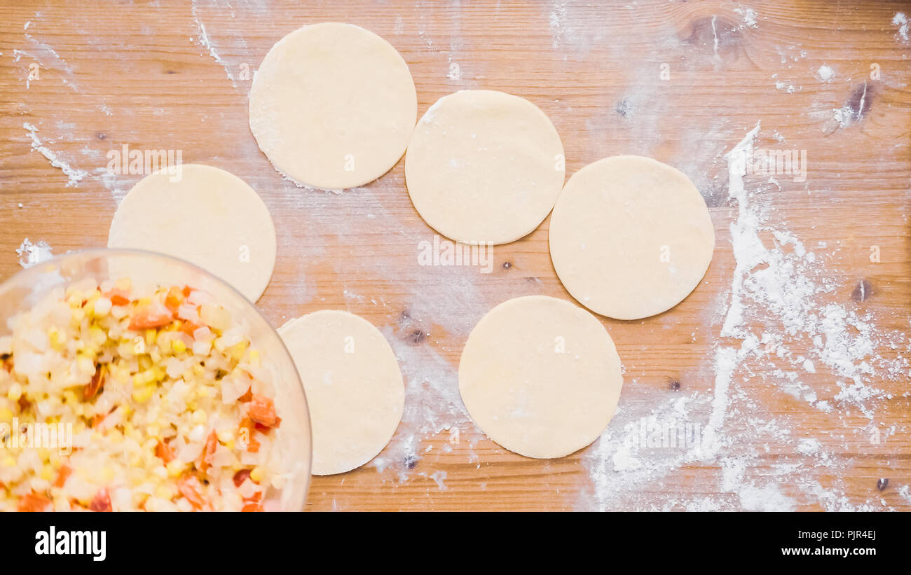 Passo dopo passo. Rendendo fatta in casa le empanadas con vari ripieni. Foto Stock