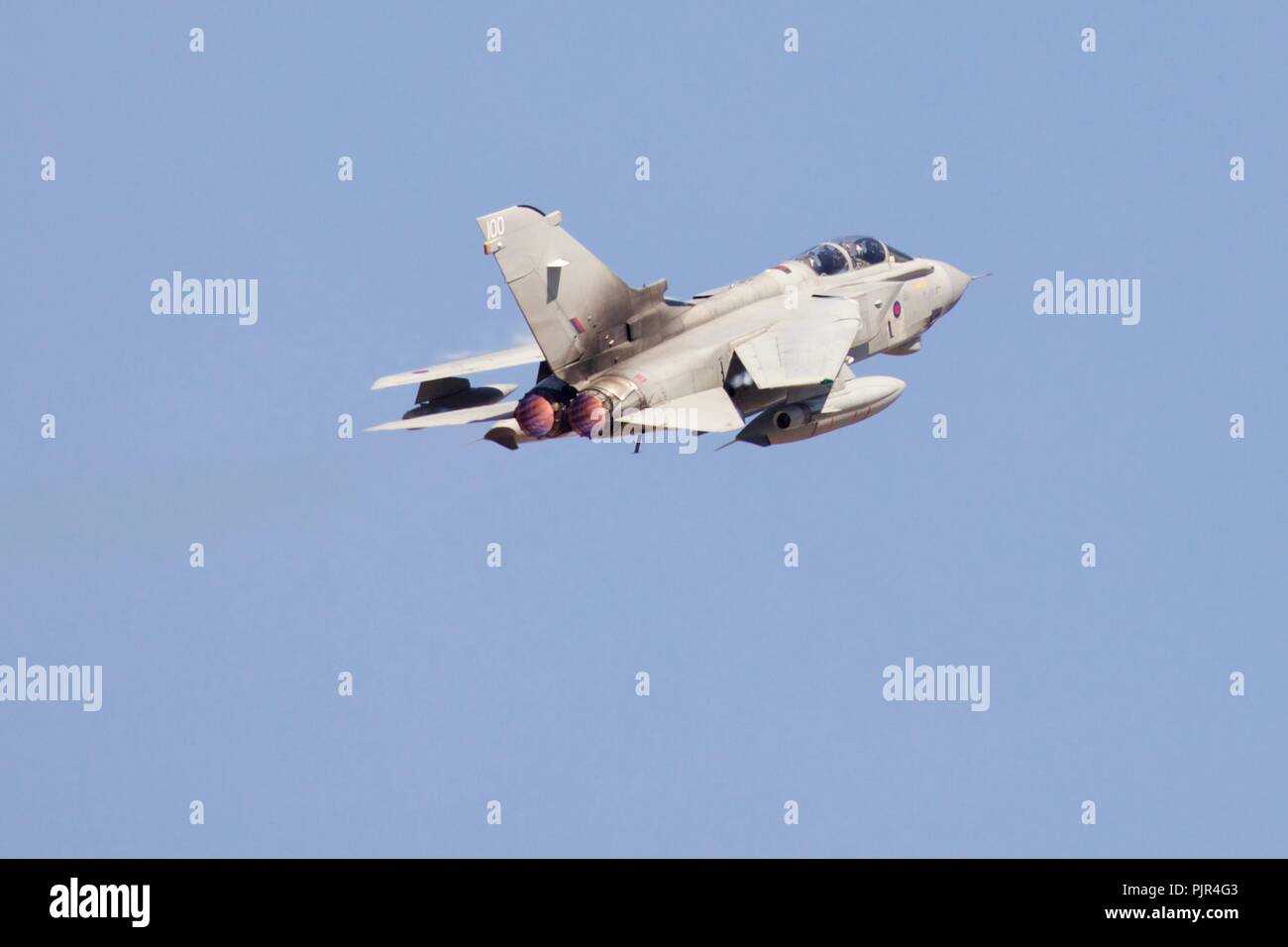 Royal Air Force Panavia Tornado GR4 jet fighter esecuzione di alta velocità flypast al 2018 Royal International Air Tattoo Foto Stock