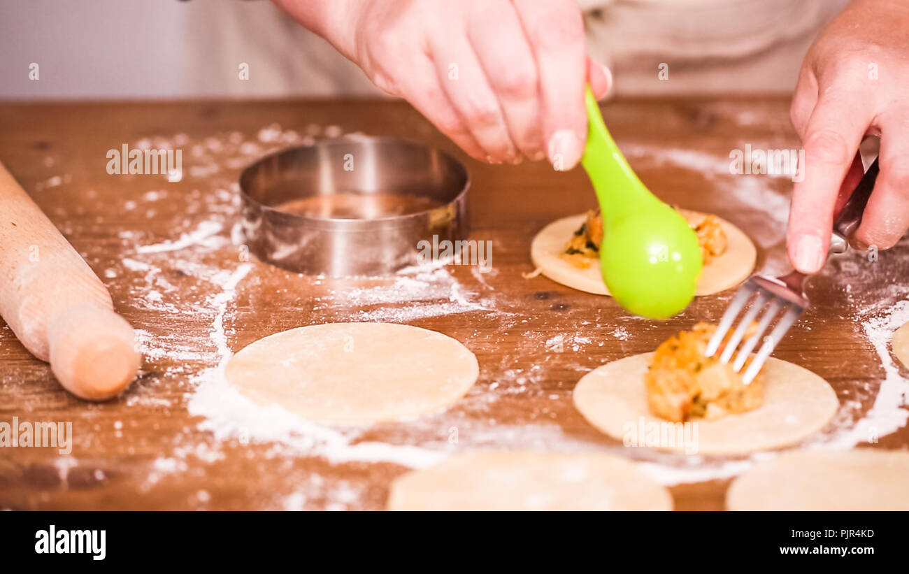 Passo dopo passo. Rendendo fatta in casa le empanadas con vari ripieni. Foto Stock