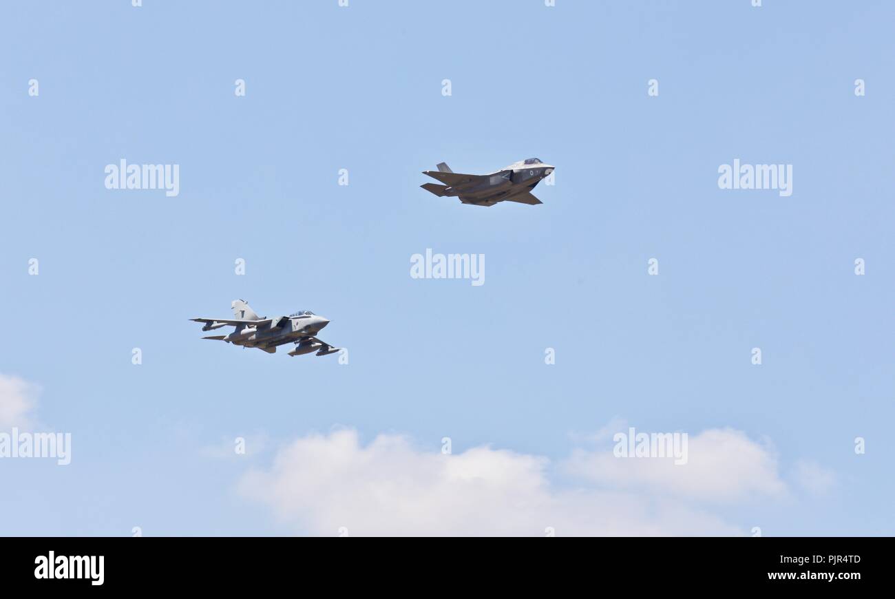 RAF Lockheed Martin F-35 Lightning II & Tornado GR4 eseguendo un flypast al 2018 Royal International Air Tattoo celebra i suoi cento anni di RAF Foto Stock
