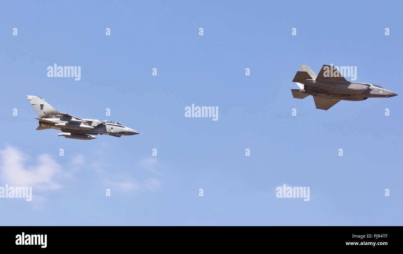 RAF Lockheed Martin F-35 Lightning II & Tornado GR4 eseguendo un flypast al 2018 Royal International Air Tattoo celebra i suoi cento anni di RAF Foto Stock