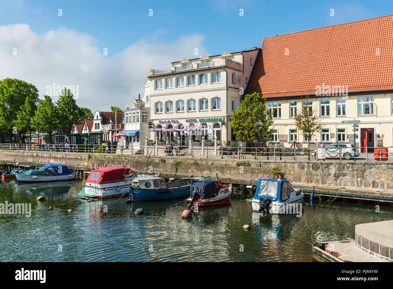 Rostock, Germania - 26 Maggio 2017: Barche appoggio nel tranquillo Alter Strom Canal su questa primavera calda giornata Warnemunde, Rostock, Meclemburgo Po Foto Stock