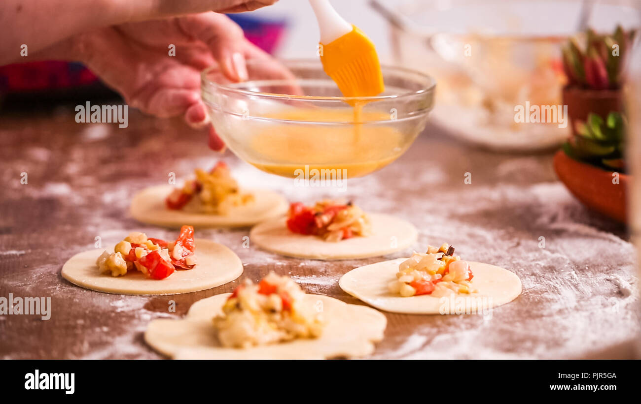 Passo dopo passo. Rendendo fatta in casa le empanadas con vari ripieni. Foto Stock