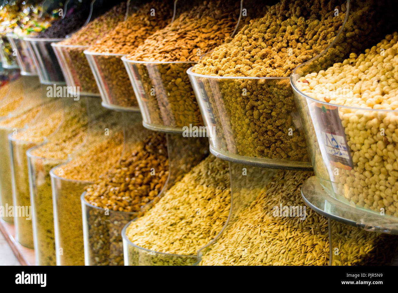 Foto per dadi Store in Mashhad città nella Repubblica Islamica dell Iran.it mostra le noci e le nocciole e altri tipi . Foto Stock