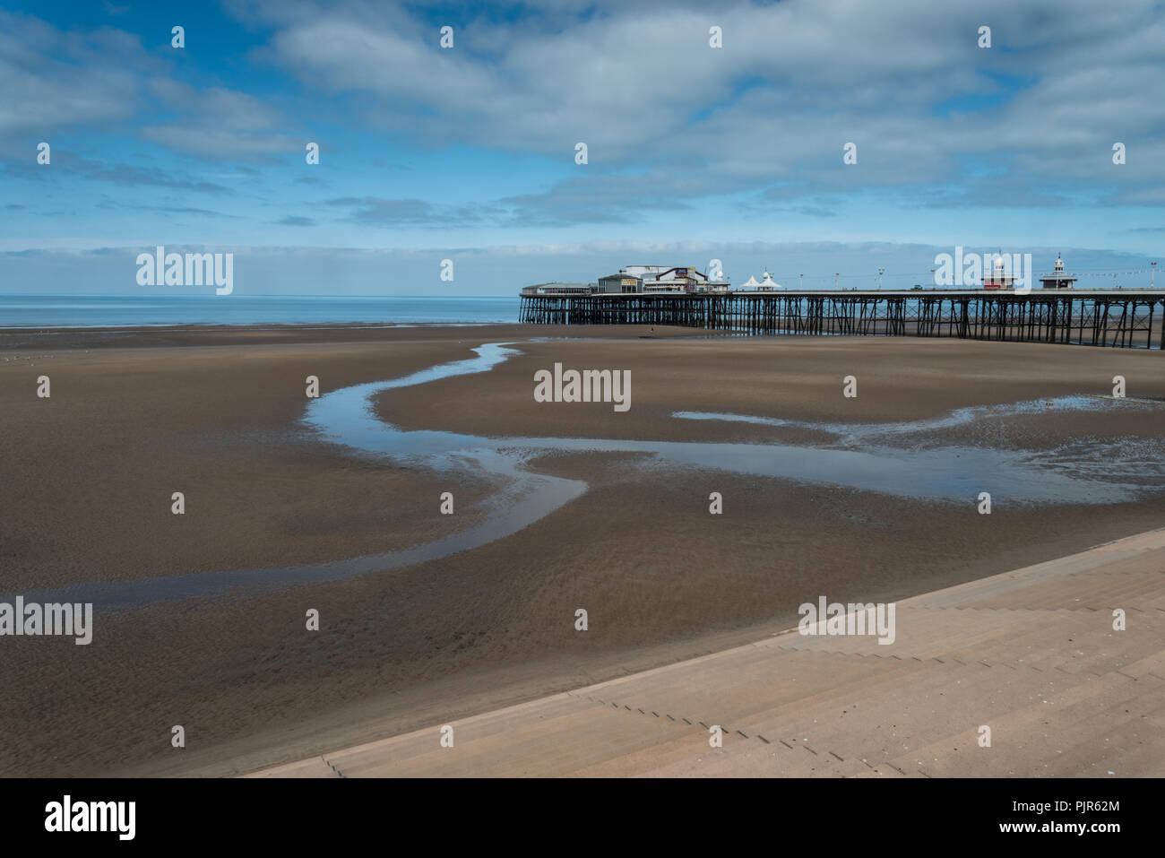Tranquilla estate vista sulla passeggiata del Lancashire località balneare di Blackpool, Inghilterra, Regno Unito in giugno con poche persone. Foto Stock