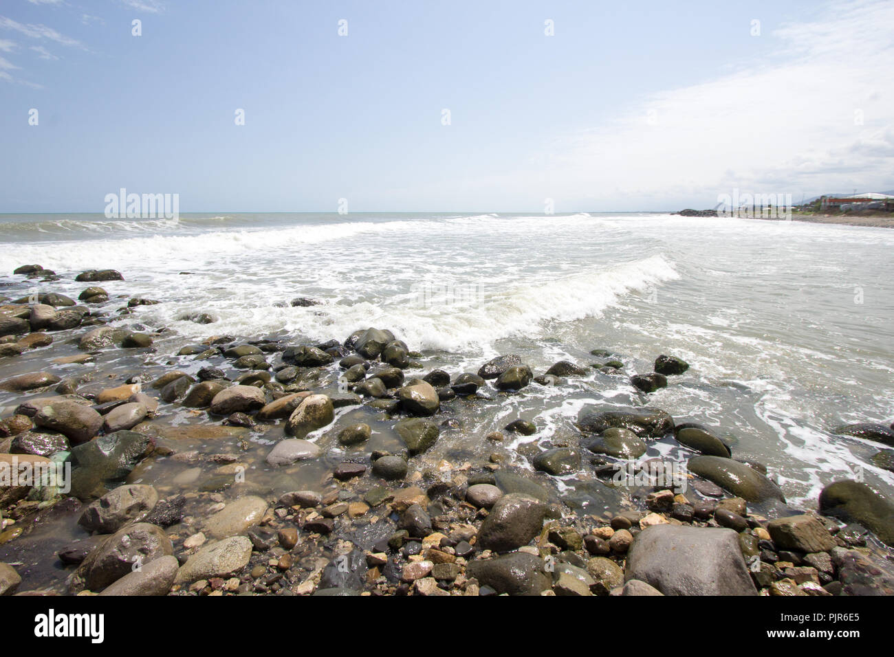 Foto di Qazvin mare città di Ramsar nella Repubblica Islamica dell Iran, che mostrano il mare e la sua spiaggia e alcune rocce e molte onde di acqua. Foto Stock