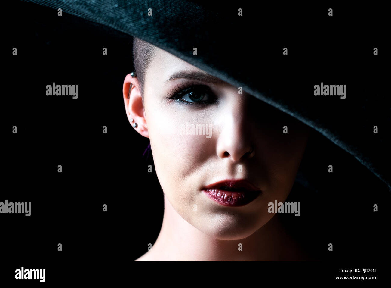 Arte ritratto di una giovane donna che indossa un cappello Foto Stock