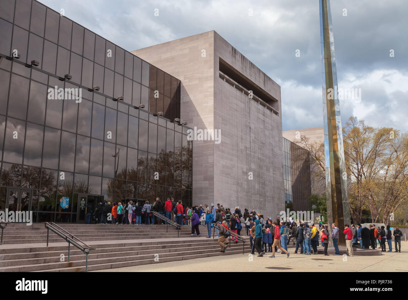 La gente è in linea al di fuori dello Smithsonian National Air and Space Museum a Washington, District of Columbia, Stati Uniti Foto Stock