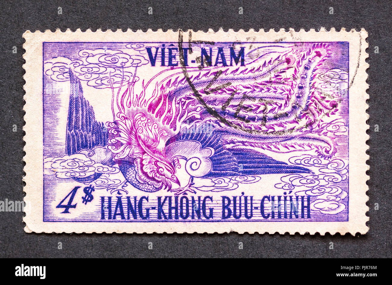 Annullato airmail timbro dal Vietnam Repubblica raffigurante mitica creatura. Foto Stock