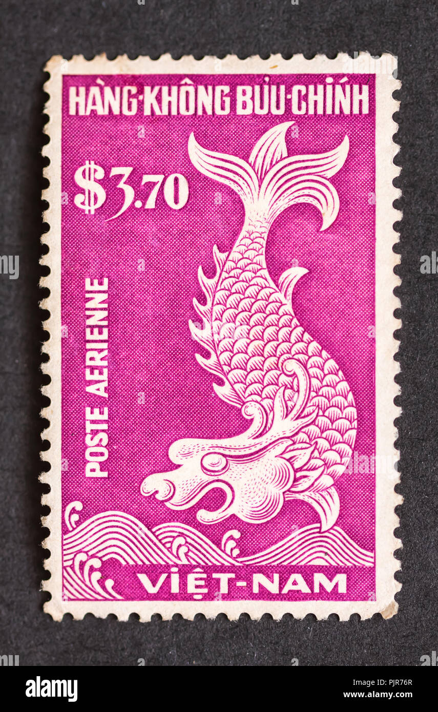 Annullato airmail timbro dal Vietnam Repubblica raffigurante mitica creatura. Foto Stock