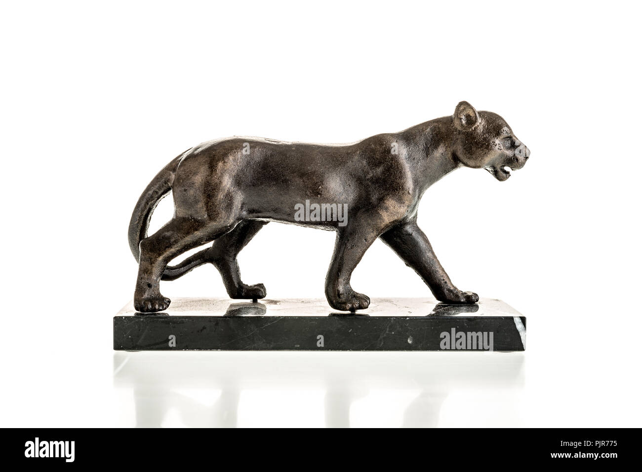 Gatto grande scultura in bronzo sul plinto Foto Stock