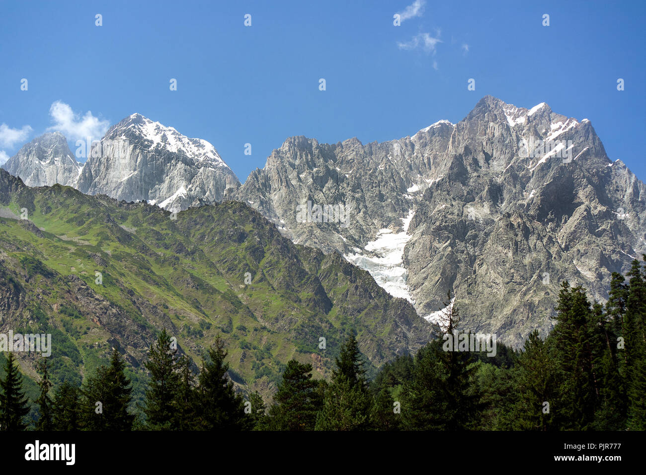 Una splendida vista sulle cime dei monti del Caucaso nella regione Savanti, Georgia. Foto Stock