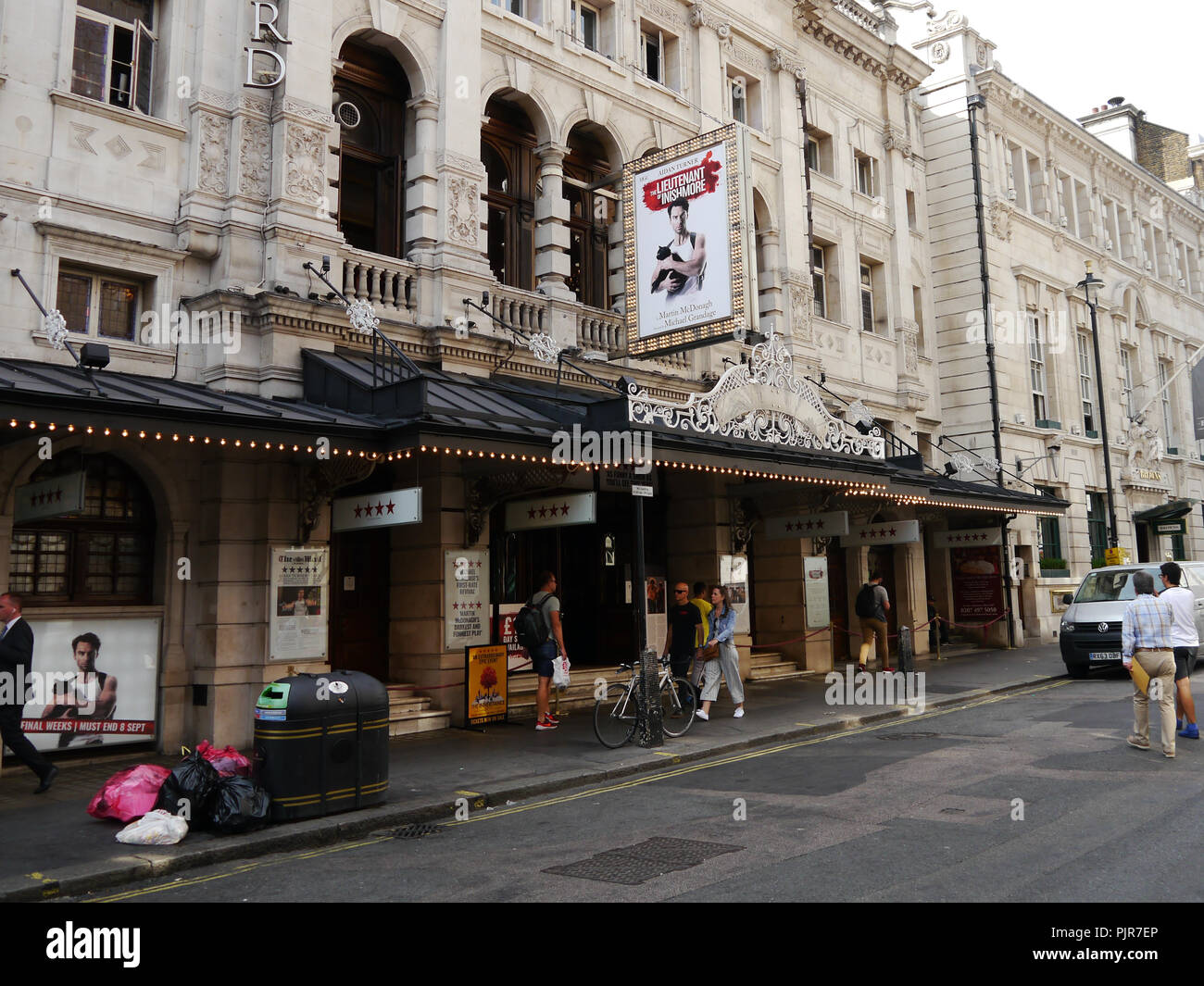 Il Noel Coward Theatre nel West End di Londra con segnaletica per il gioco "leiutenant di Inishmore' starring Aidan Turner Foto Stock