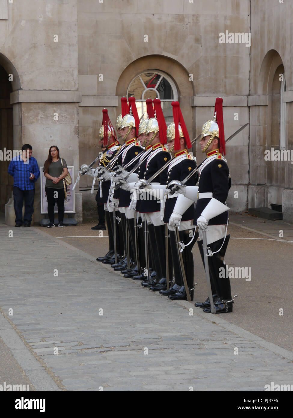 Il Quens bagnini (Blues e Royals) a prendere parte alla cerimonia di smontaggio presso la sfilata delle Guardie a Cavallo, Londra Foto Stock