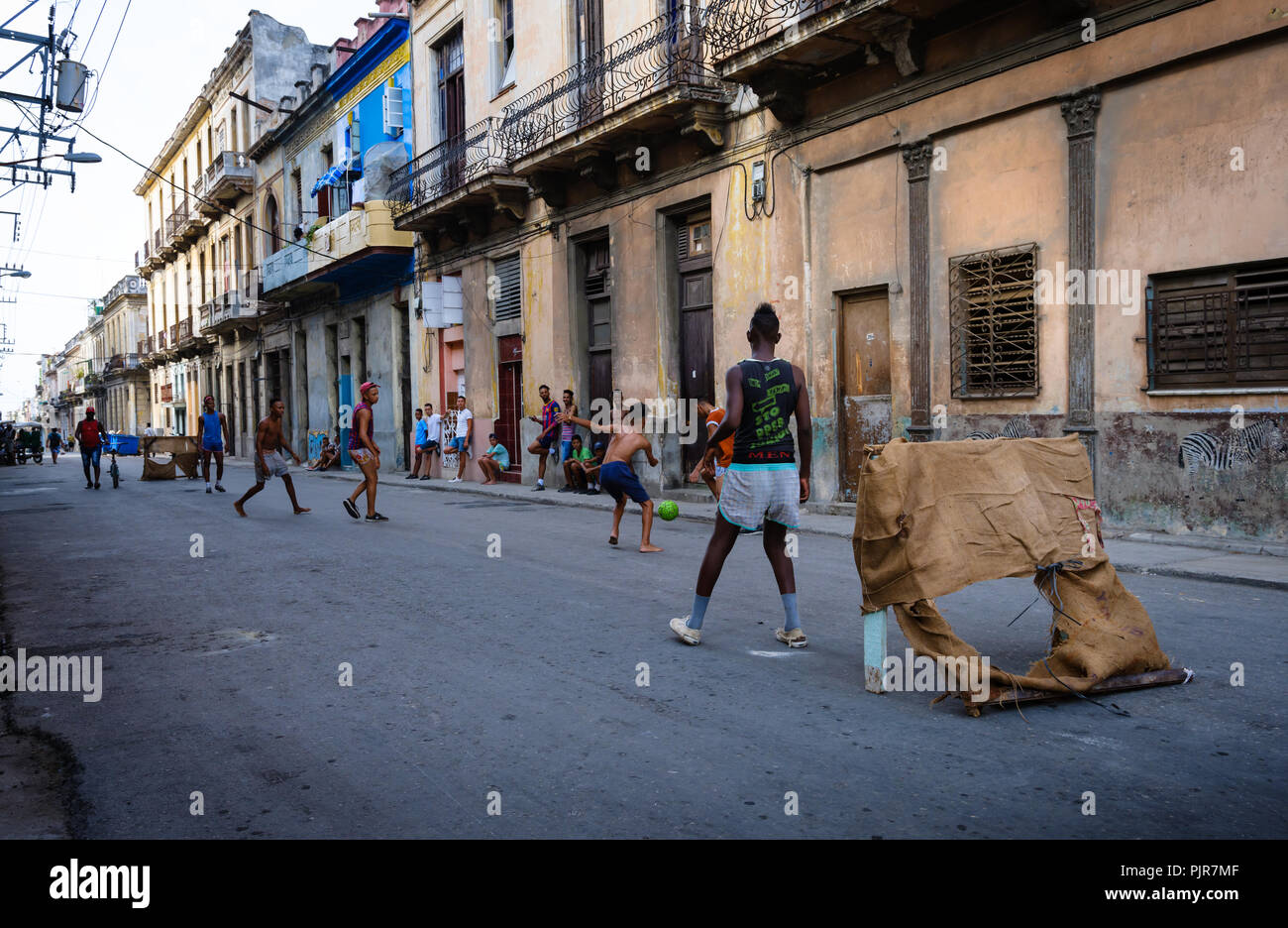 L'Avana, Cuba - CIRCA NEL MAGGIO 2017: i ragazzi che giocano a calcio per le strade di l'Avana. Questo è tipico in giro per la città. Foto Stock