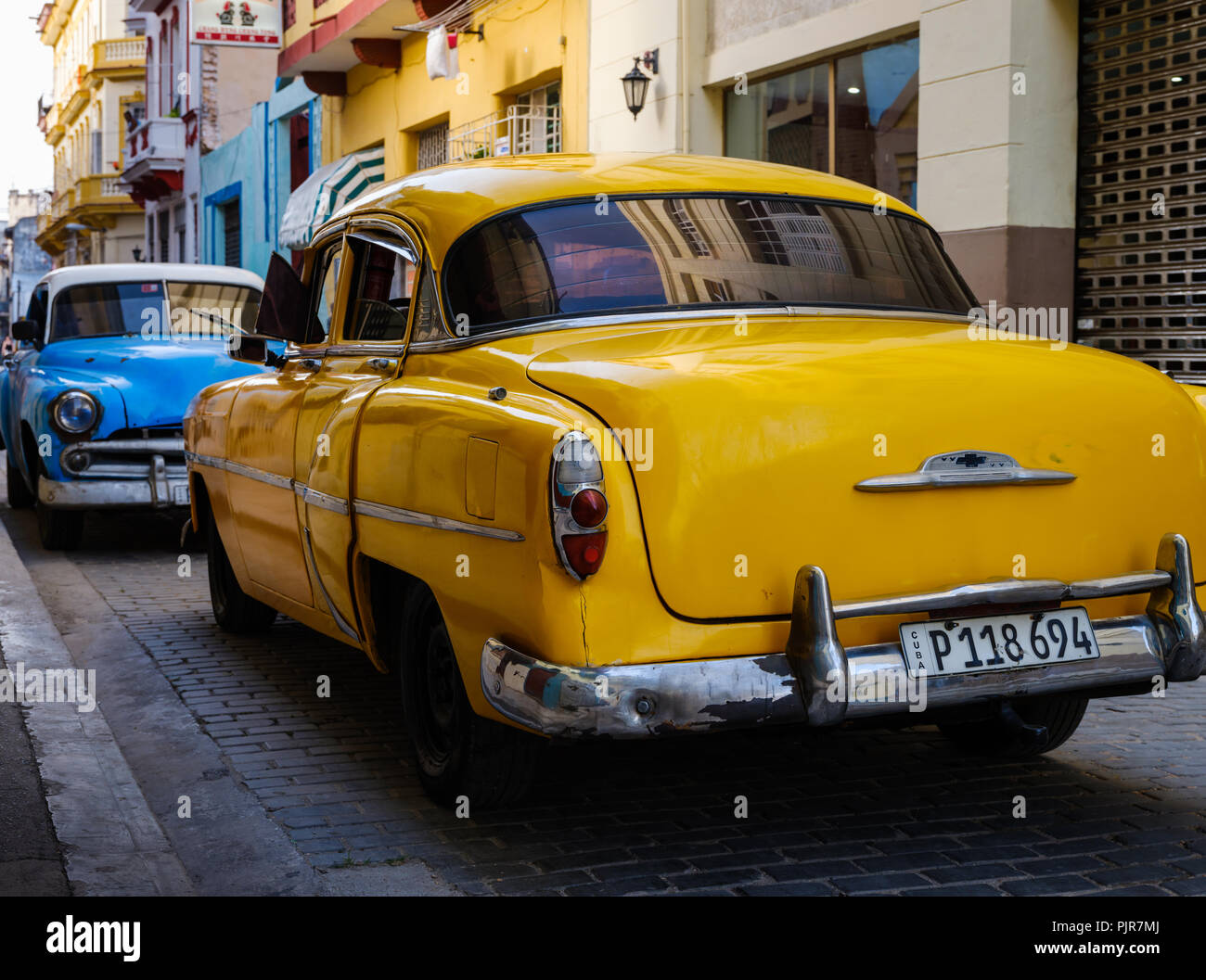 L'Avana, Cuba - CIRCA NEL MAGGIO 2017: vecchie automobili classiche nelle strade di l'Avana. Foto Stock