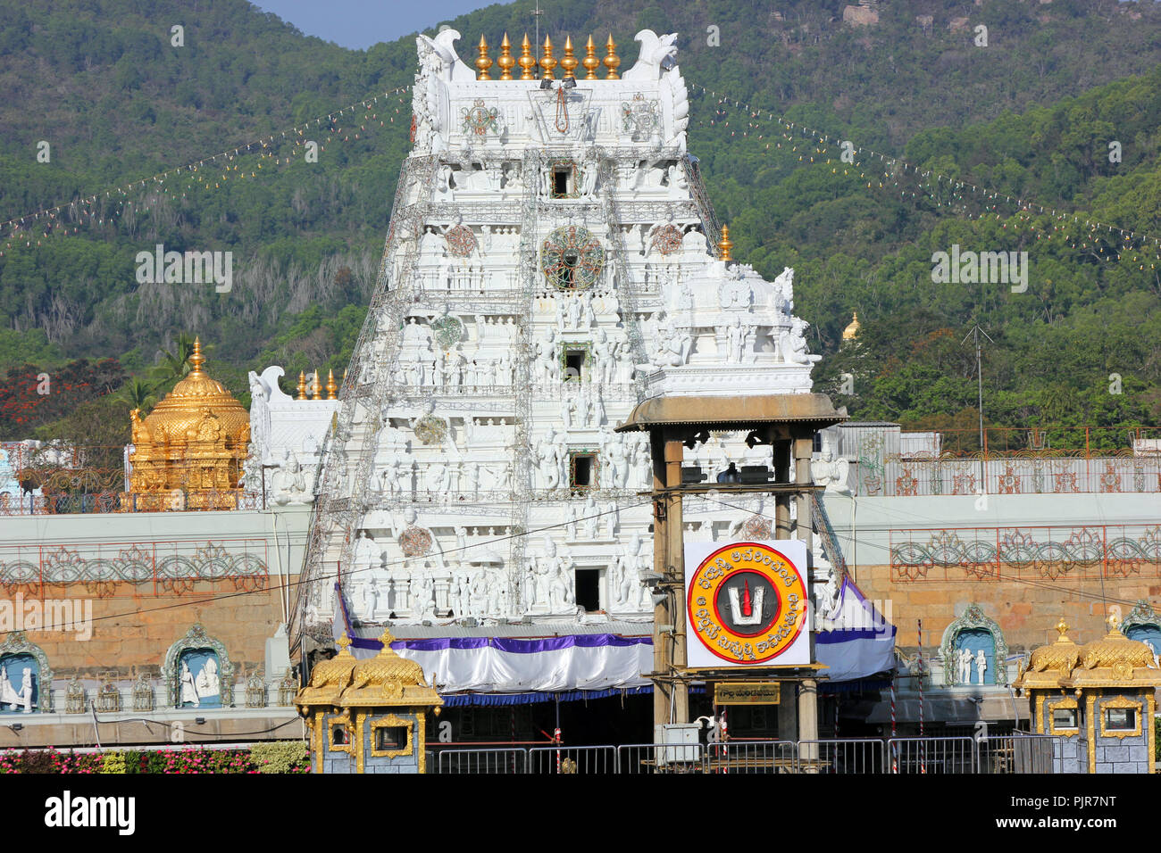 Famoso tempio indù dedicato al Signore Balaji, situato su sette colline di Tirumala in Andhra Pradesh, India. Cupola dorata o Vimana, visto all'indietro. Foto Stock