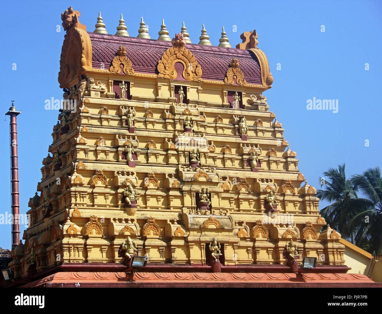 Tempio indù dedicato al Signore Balaji, situato su sette colline di Tirumala, Andhra Pradesh, India. Principali placcato in oro torre di tempio si è visto all'indietro Foto Stock