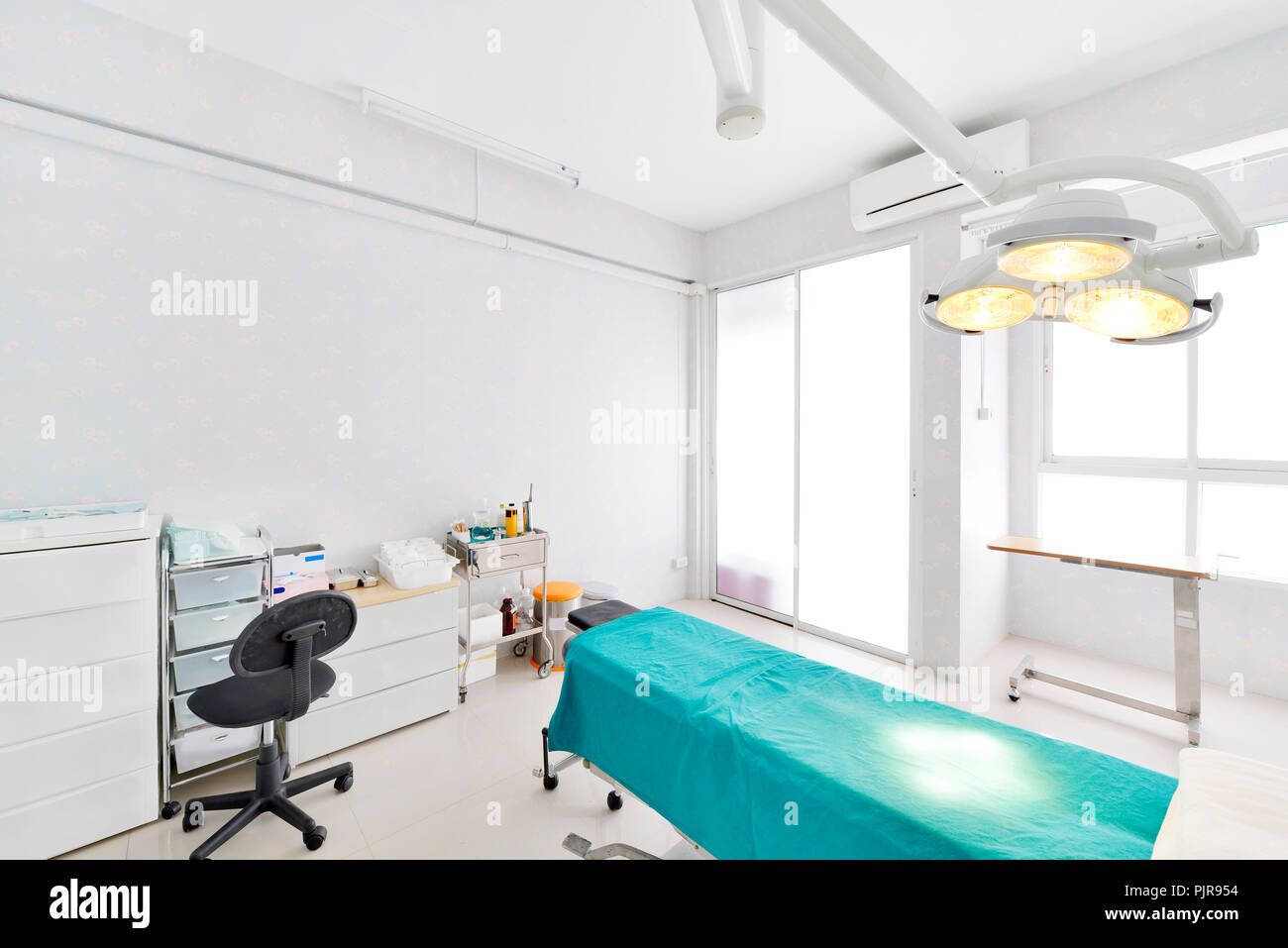 Close up mano azienda strumenti chirurgici in sala operatoria. Foto Stock