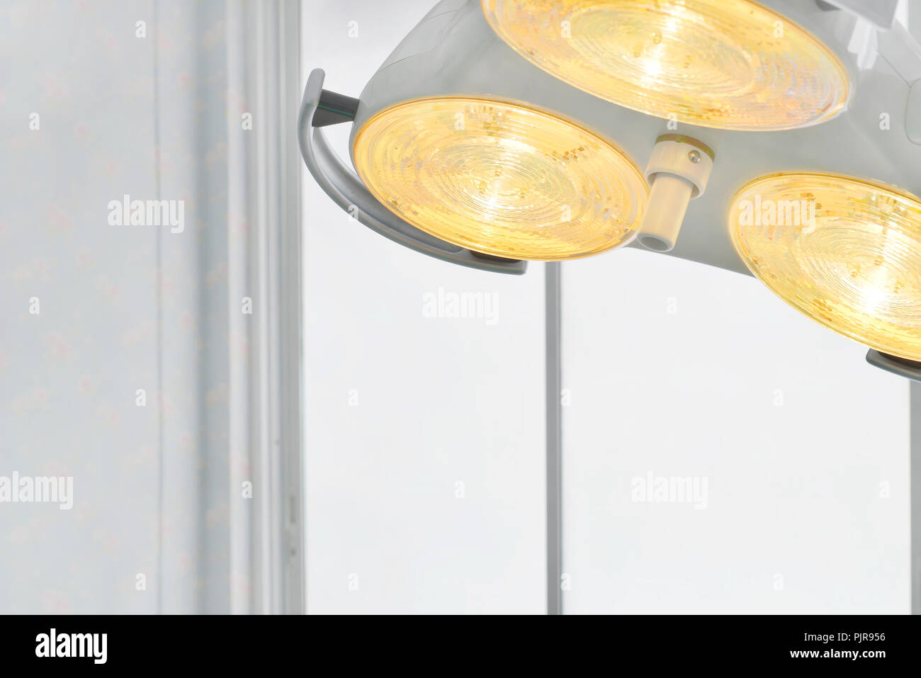 Close up mano azienda strumenti chirurgici in sala operatoria. Foto Stock