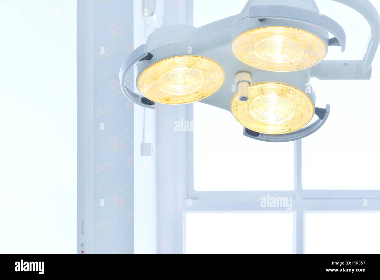 Close up mano azienda strumenti chirurgici in sala operatoria. Foto Stock