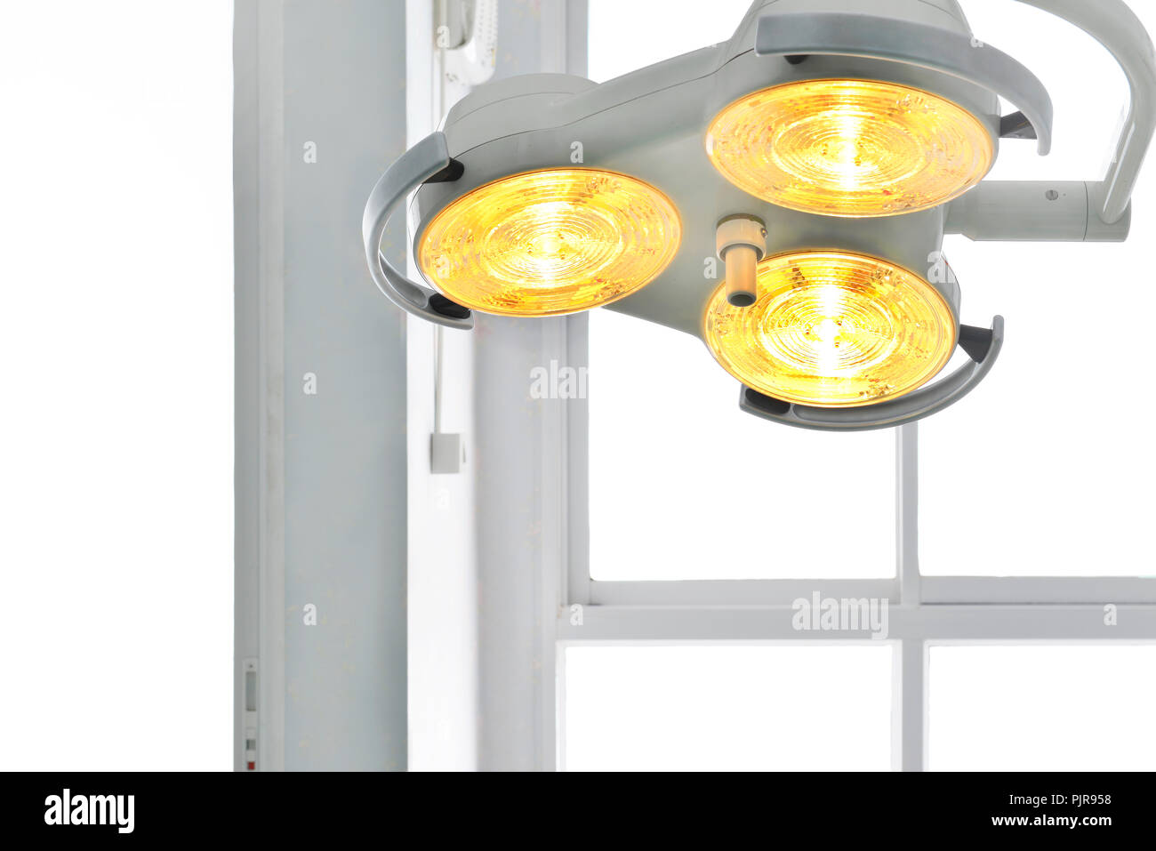 Close up mano azienda strumenti chirurgici in sala operatoria. Foto Stock