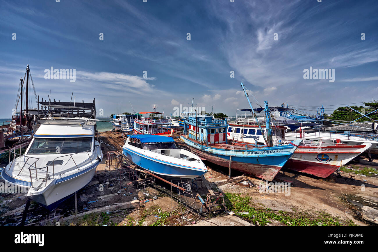Thailandia boat yard con navi in fase di ristrutturazione. Sud-est asiatico Foto Stock