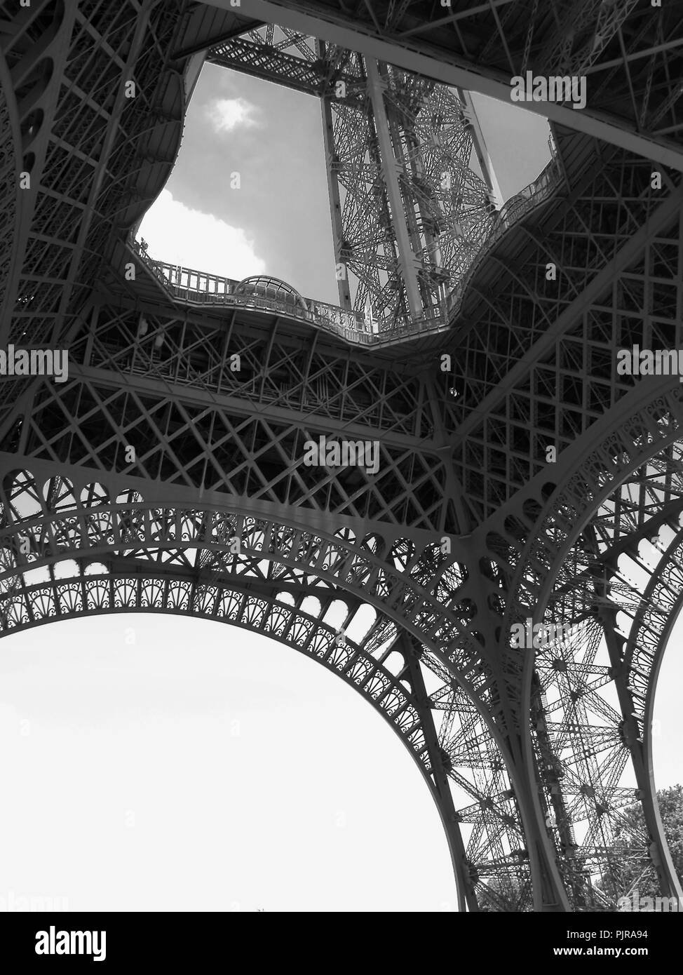 Torre Eiffel, Parigi, Francia dettaglio: il sud-est del pilastro e il primo livello. Versione in bianco e nero. Foto Stock