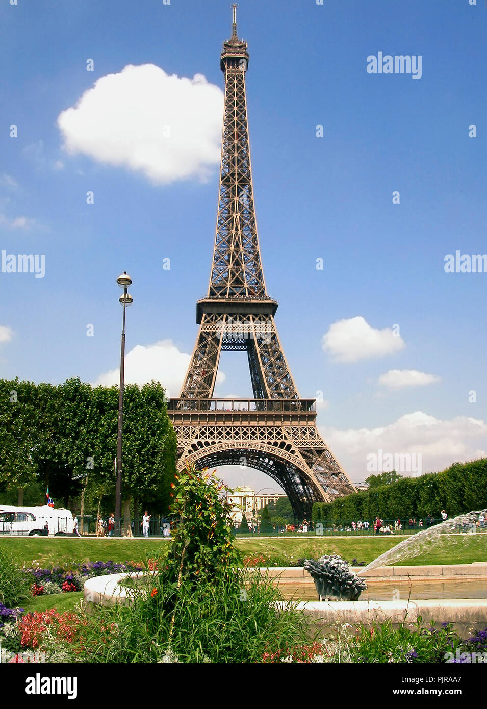 La Torre Eiffel dal posto Jaques Rueff, Champ de Mars, 7e arrondissement, Parigi, Francia Foto Stock