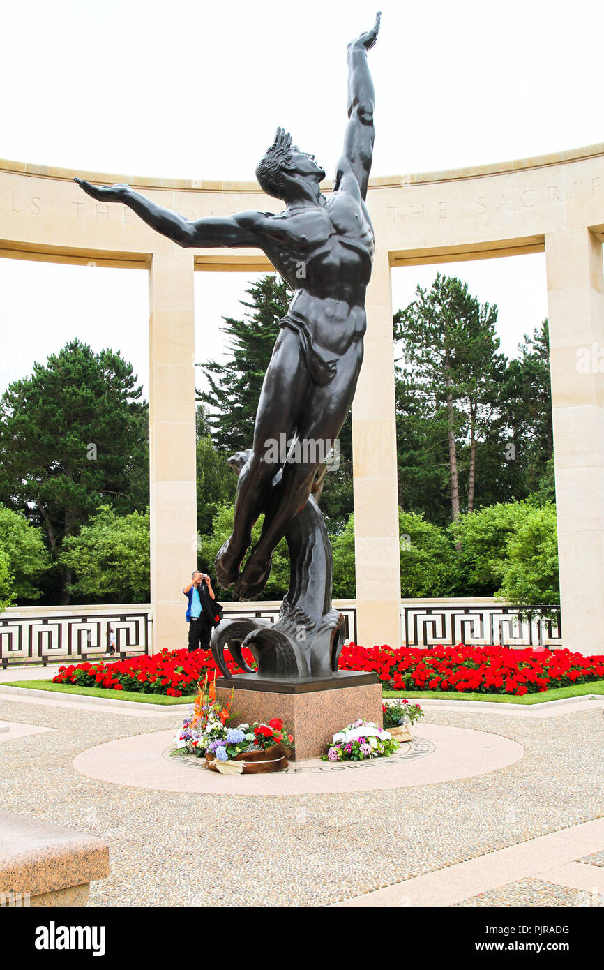 Spirito di gioventù americana passando da onde, Normandia Cimitero Americano Foto Stock