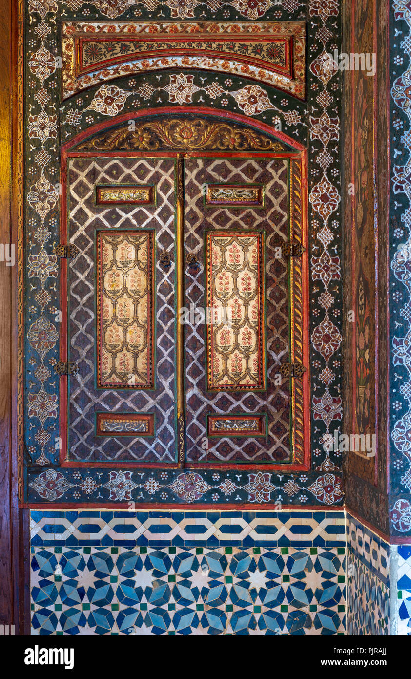 Embedded vintage armadio dipinto con colorati motivi floreali in sala  siriano di Manial storico palazzo del principe Mohammed Ali al Cairo,  Egitto Foto stock - Alamy